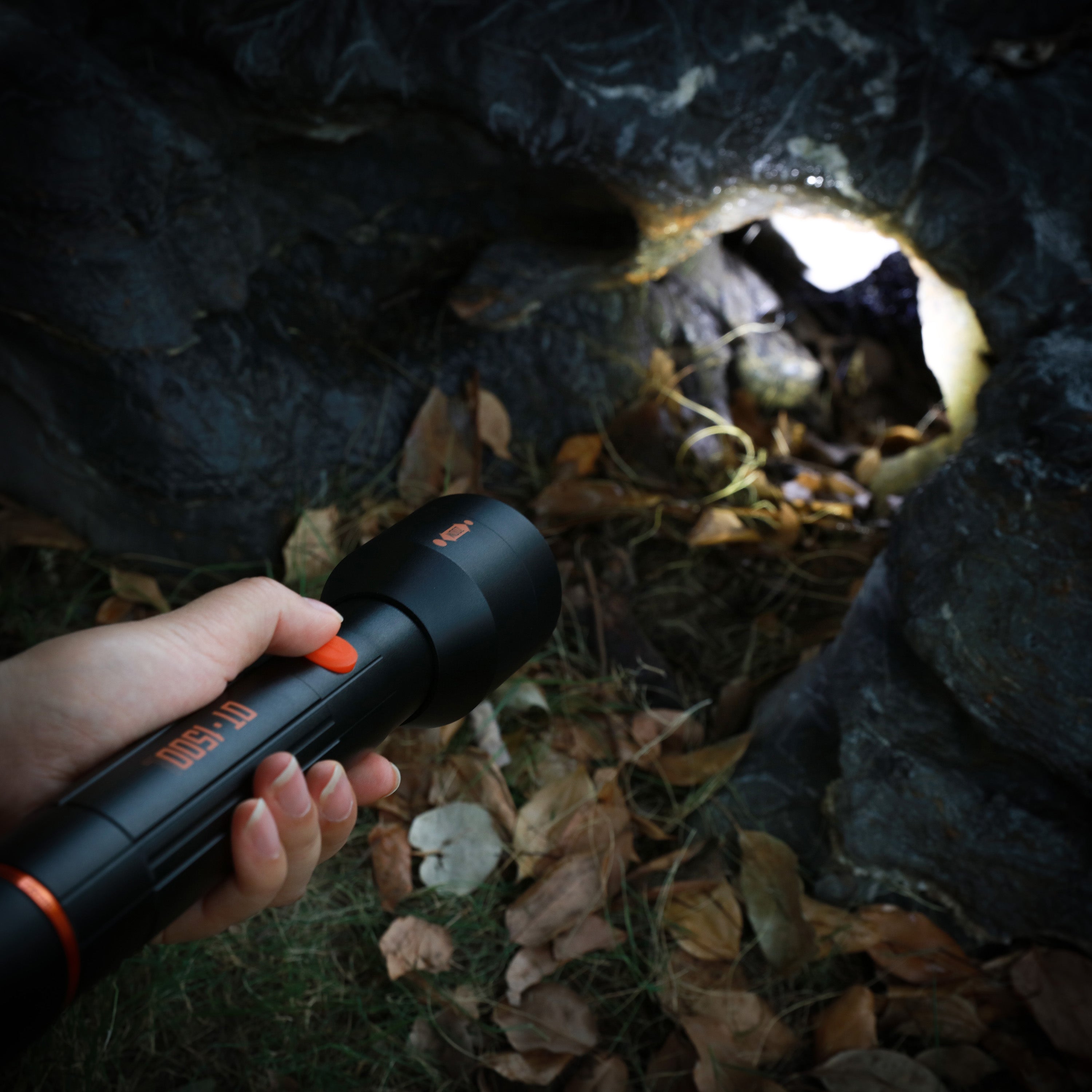 LED 1500 Lumens Flashlight L348958