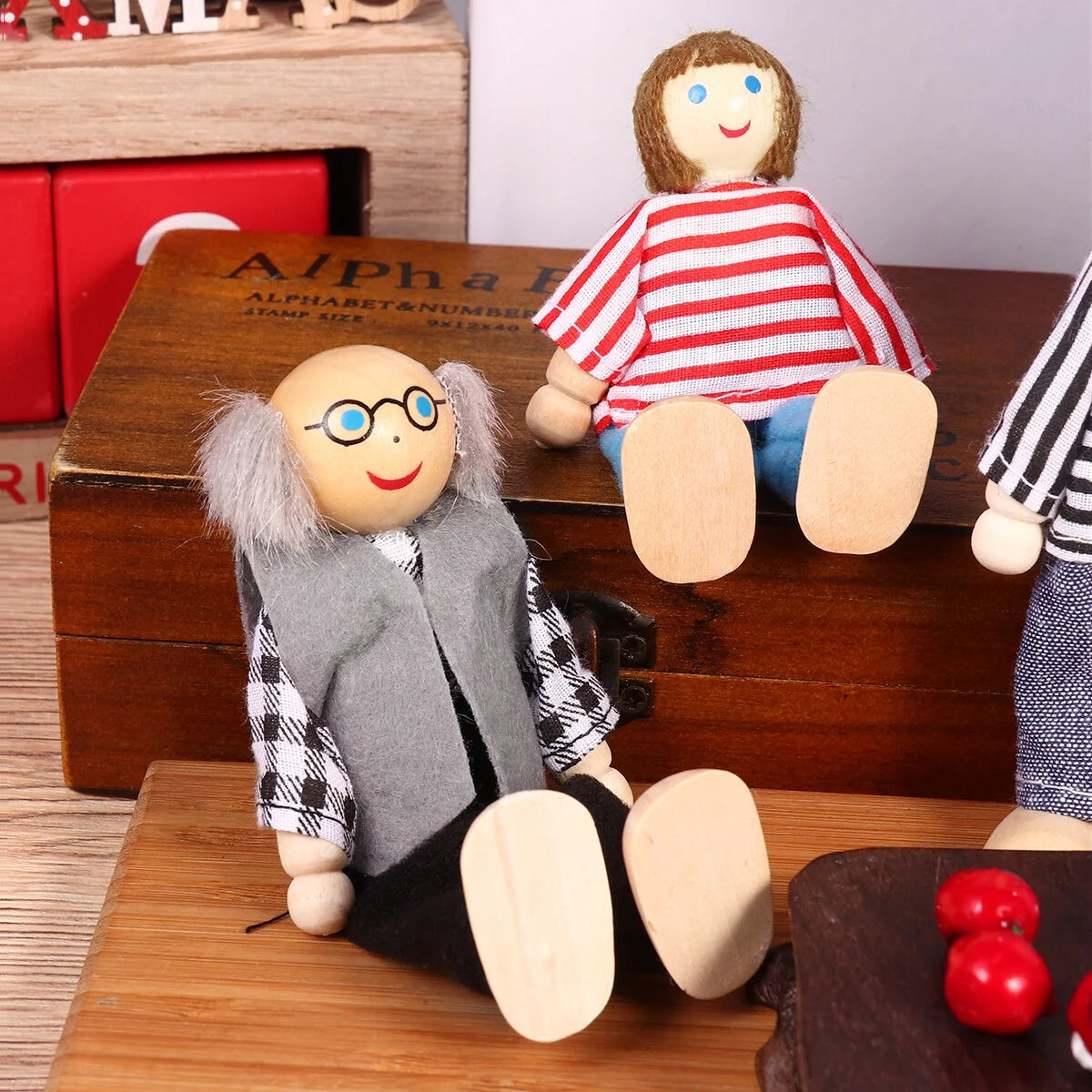 Wooden Dolls Playset Set of 7 People Z931165